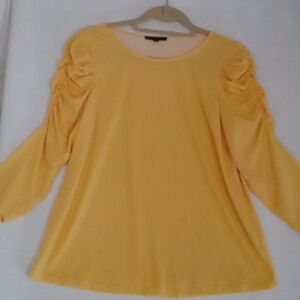Yellow polkadot blouse long sleeves med